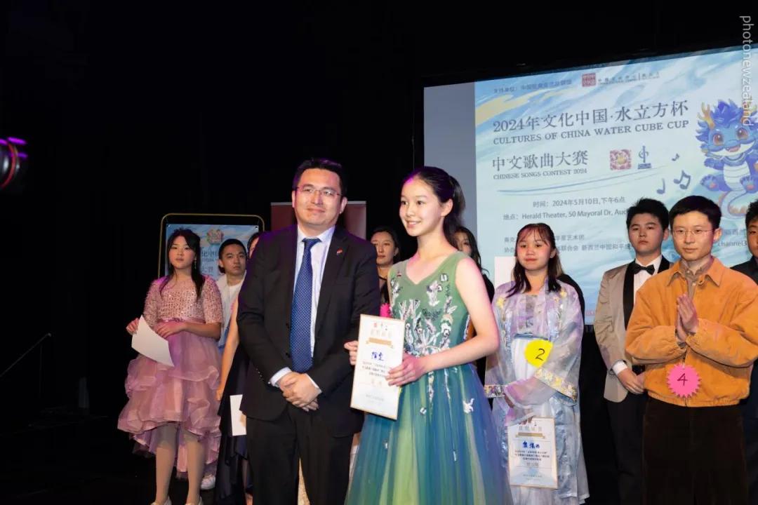 陶雯获少年组二等奖,文化教育主任周立为其颁奖