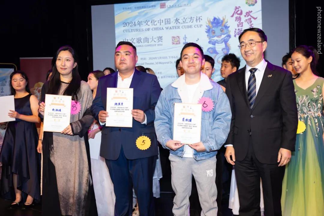 新西兰华商俱乐部和华商联合总会主席杨健博士为青年组三等奖获奖选手颁奖